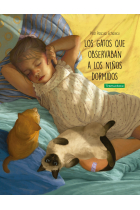 Los gatos que observaban a los niños dormidos