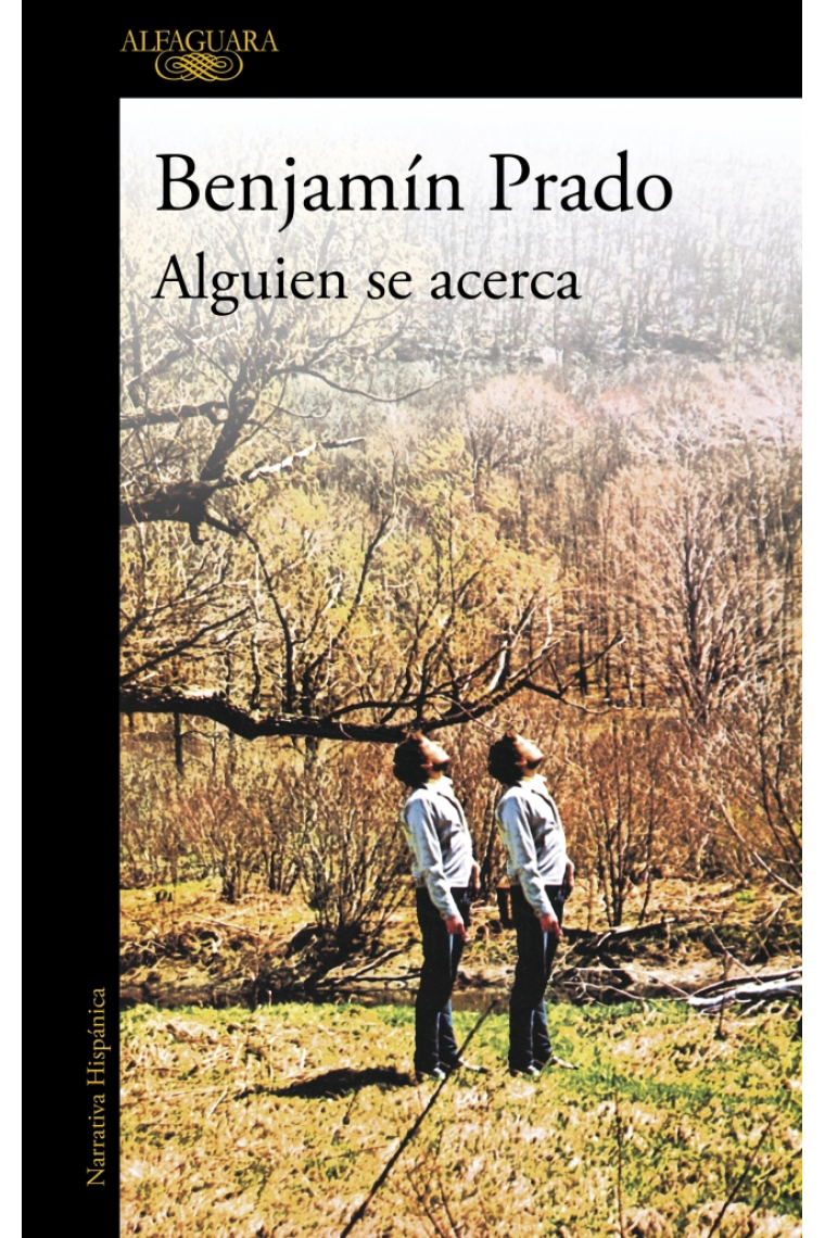 ALGUIEN SE ACERCA