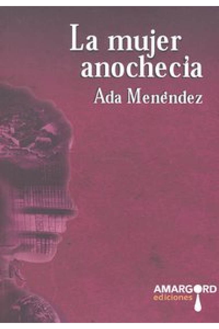 La mujer anochecía