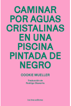 Caminar por aguas cristalinas en una piscina pintada de negro