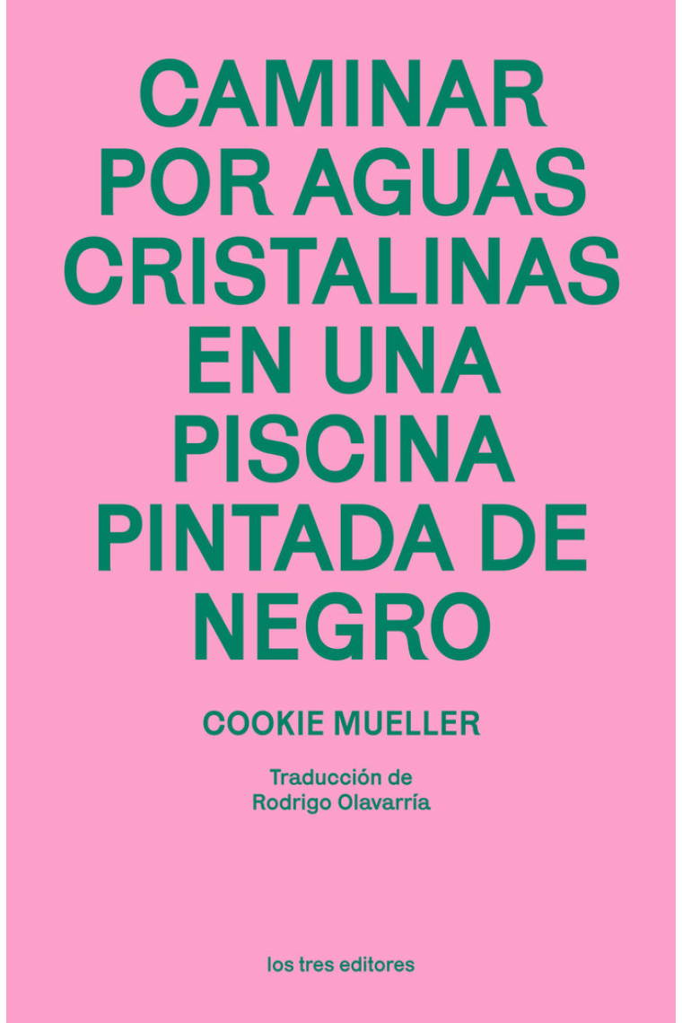 Caminar por aguas cristalinas en una piscina pintada de negro