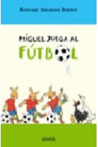 Miguel juega al fútbol