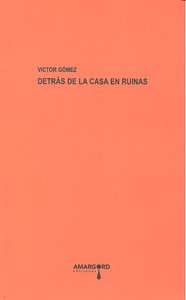 Detrás de la casa en ruinas